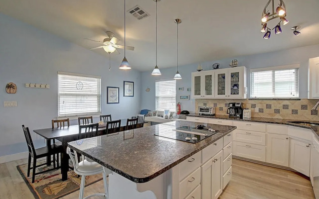 Spacious & Pet Friendly + Game Room Sleeps 10