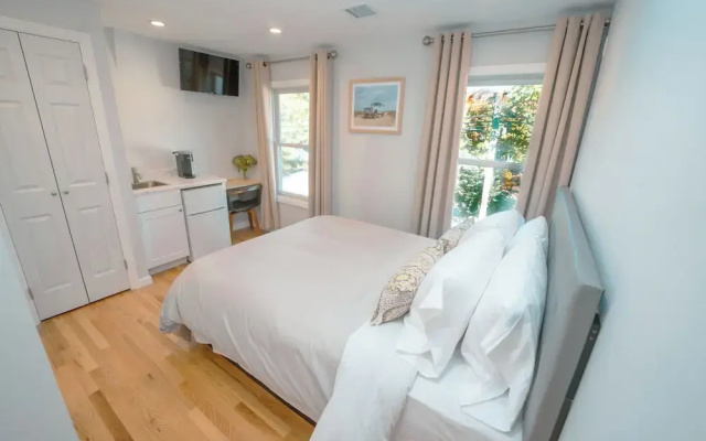 Hampton Bays Hotel on Main