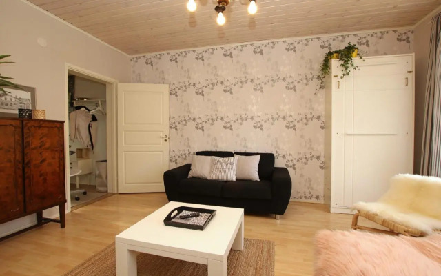 Idyllic central wooden house apartment