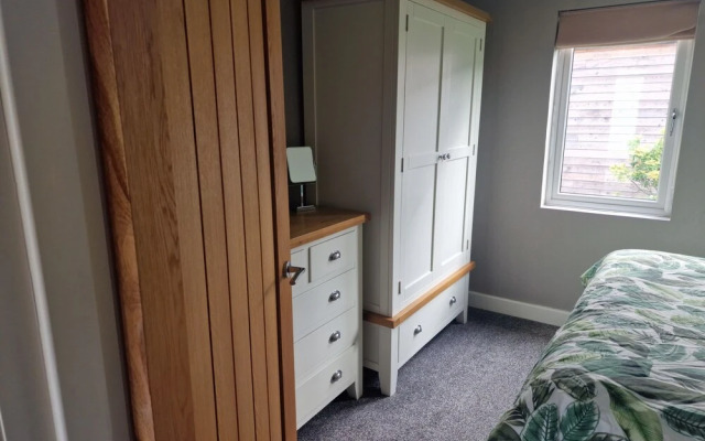 Luxury Lodge - Sleeps 4, hot tub & Parking