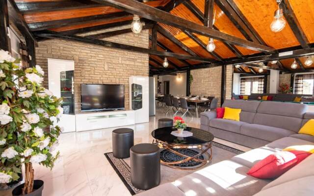 Xxxl Villa Ancora For 262 Guests