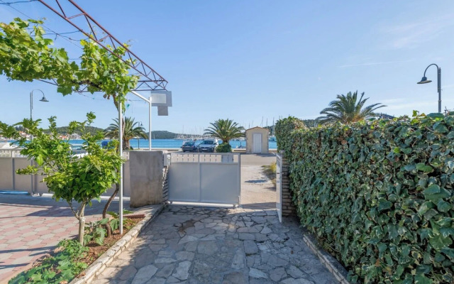 Seafront apt With Balcony, sea View and Mooring