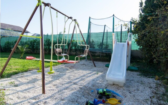 Beautiful Home in Kastel Kambelovac With Wifi and 4 Bedrooms