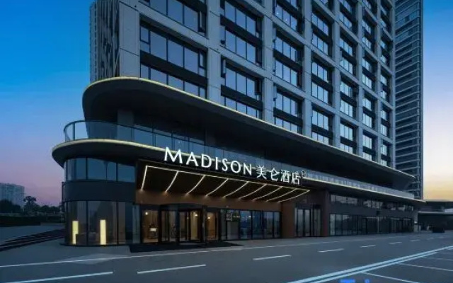Madison Hotel (Yibin Hejiangmen Yangtze River Park)