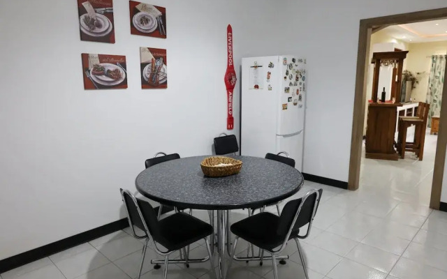 Room-very Bright Well Kept Apartment