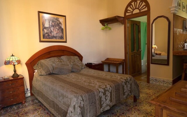 Marquez De Liz 1: Colonial Suite, Balcony, Havana
