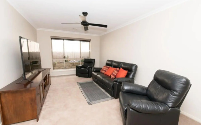 Centennial Cres, Modern, Entertaining Home, Sleeps 8