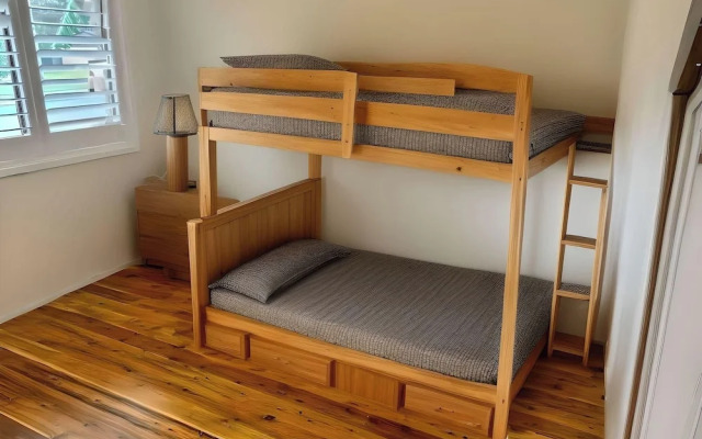 Cheerful 4 Bedroom with free Parking