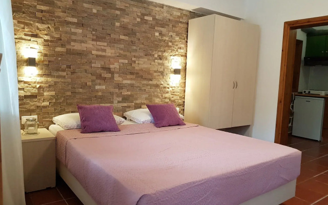 Studios & Apartments Efrosini