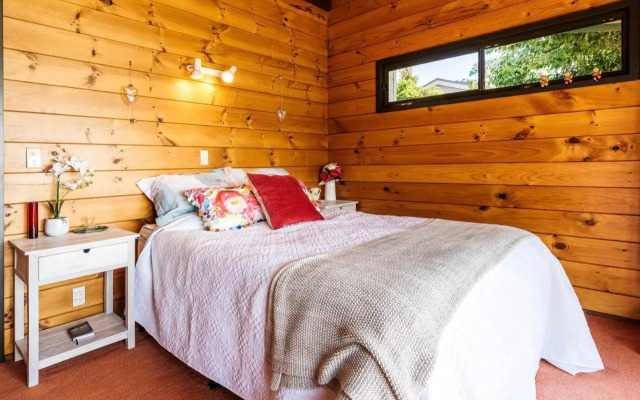 Peaceful Picnic Bay - Surfdale Holiday Home