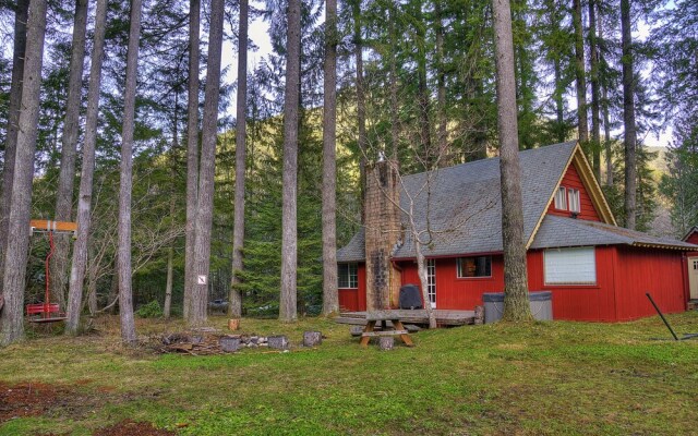 Red Hawk Hideaway - Two Bedroom Cabin with Hot Tub