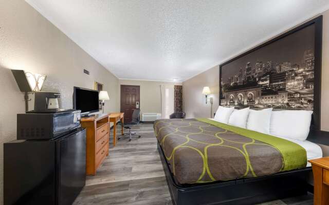 Super 8 by Wyndham Kansas City Airport North