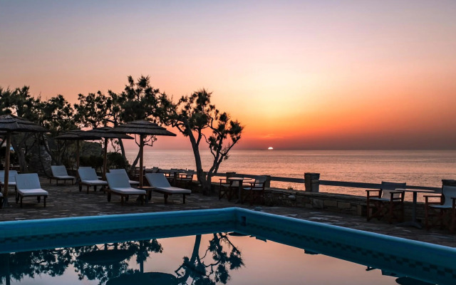 Cavos Bay Hotel and Studios