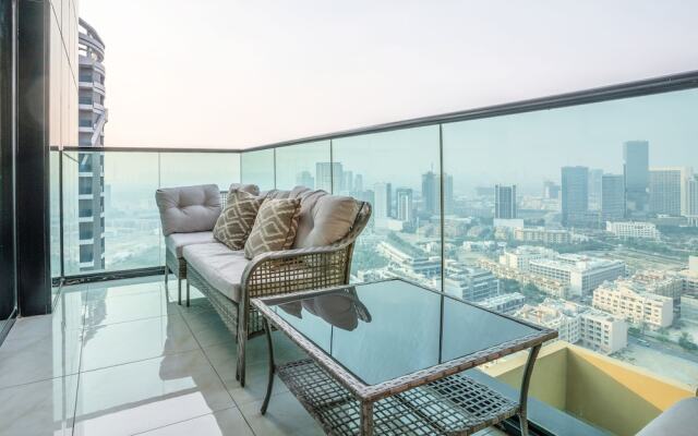 Tanin - Modern Spacious 1BR Apartment With 2 Balconies