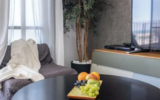 Stylish 1BR Beach-Front Apt w Sea View