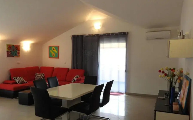 Expansive Ciovo Apartment With Sea-views, Balcony and Outdoor Dining