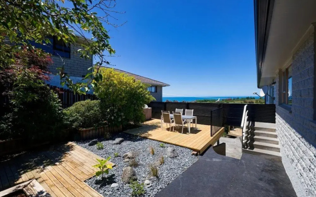 Ocean & Mountain Views 3-bedroom Home