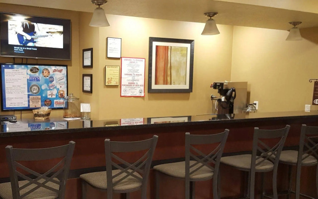 Cobblestone Inn & Suites - Cambridge