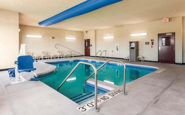 Cobblestone Hotel & Suites - Appleton International Airport
