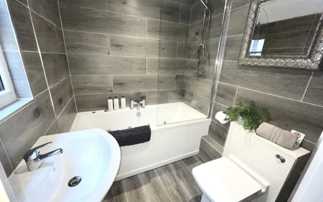 Albert Luxury Hottub and Jacuzzi Apartments