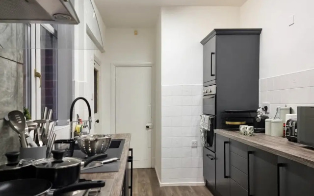 Stunning Detached Hidden King Suite Abode