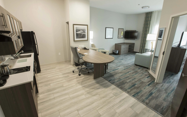 Magnolia Bay Hotel & Suites