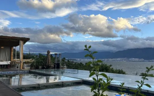 Heqi Lake View Hotel – Outside – Dali