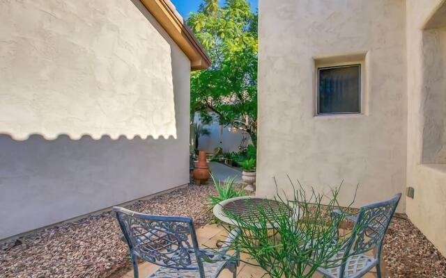 Elm St - 1 Br home by RedAwning