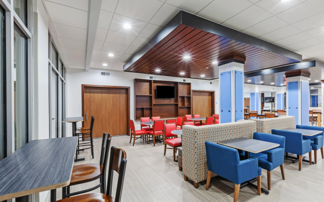 Holiday Inn Express & Suites Coffeyville by IHG