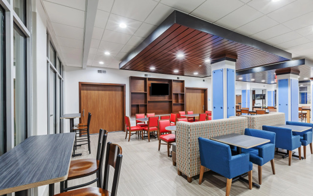 Holiday Inn Express & Suites Coffeyville, an IHG Hotel