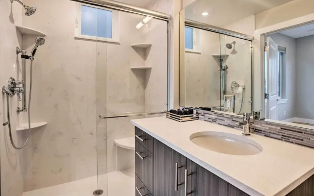 Trendy Denver Townhouse ~ 3 Miles to Downtown!
