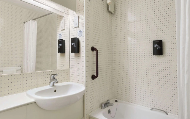 Days Inn By Wyndham Warwick South M40
