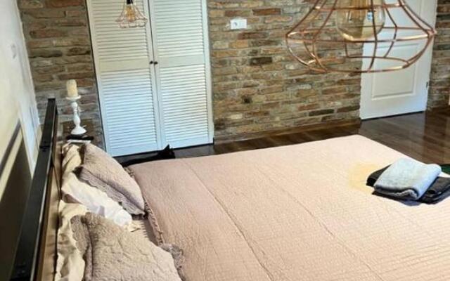 Cozy Contemporary Saxon Apartment