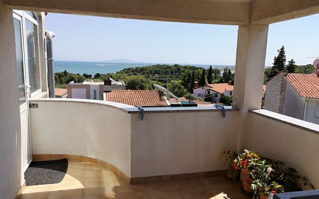 Captivating 4-bed Apartment in Premantura