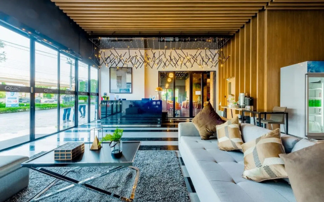 Q-Box Hotel Bangkok Blossom