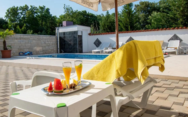 Apartments with pool in Pula,Croatia