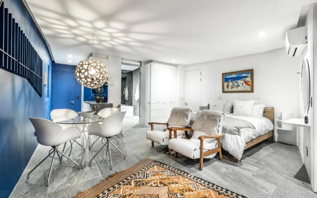 17 Marine, Designer Solar Powered Apt