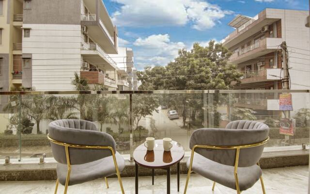 Lime Wood Stay Near Huda City Centre
