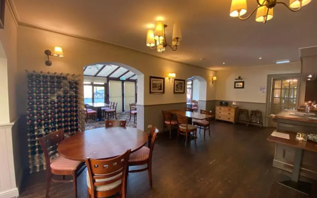 OYO Clovenfords Hotel