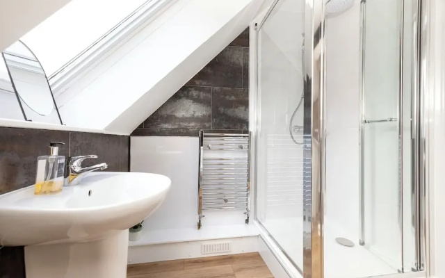 JOIVY Inviting Flat Near Edinburgh Castle W/ Parking