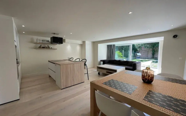 Modern Flat With Garden