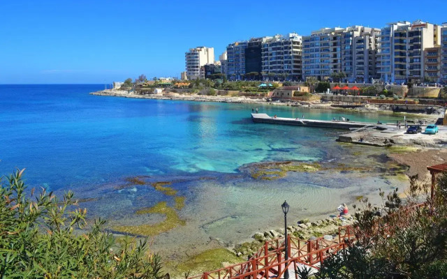 Stylish 2BR Apart, Steps Away from the Beach