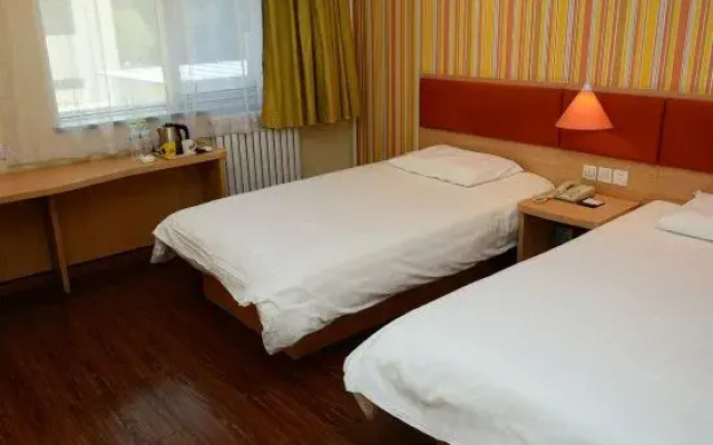 Home Inn (Beijing International Exhibition Center Liufang Metro Station)