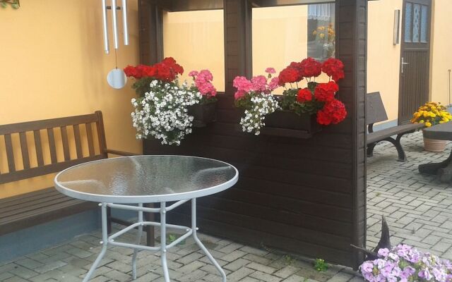 Pretty Apartment With Garden, Bbq, Deckchairs, Carport