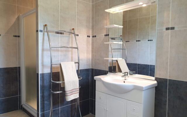 Spacious Villa Near Villemoustaussou With Pool