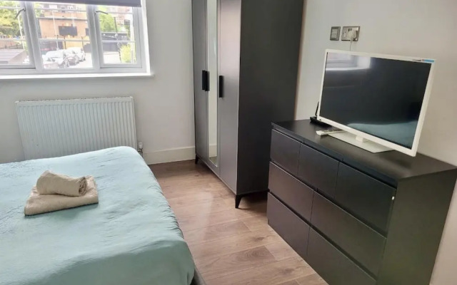 Batterseaflat/sleeps6/refurbished/tv