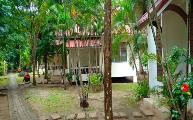 CAPITAL O1142 Laemkum Beach Resort