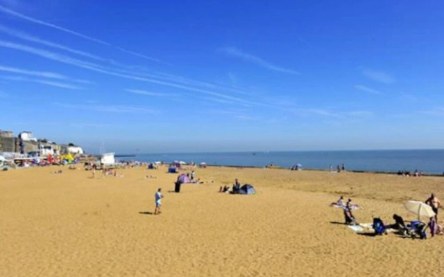Seas the Day - Luxury Beach Apartment - Sleeps 4