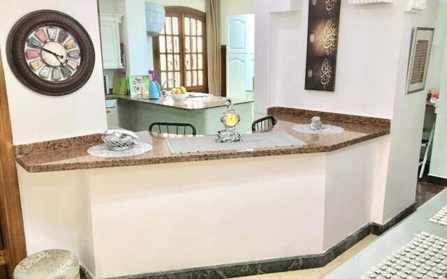 One Bedroom Apartment City Views Local to Airport