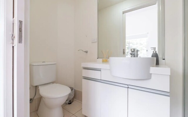 Peaceful 1 Bedroom Apartment with Parking